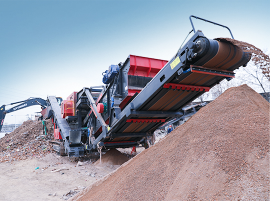 為什么礦山與建筑行業(yè)老板都在用履帶式移動破碎站？ ——探秘紅星機器的“高效利器”